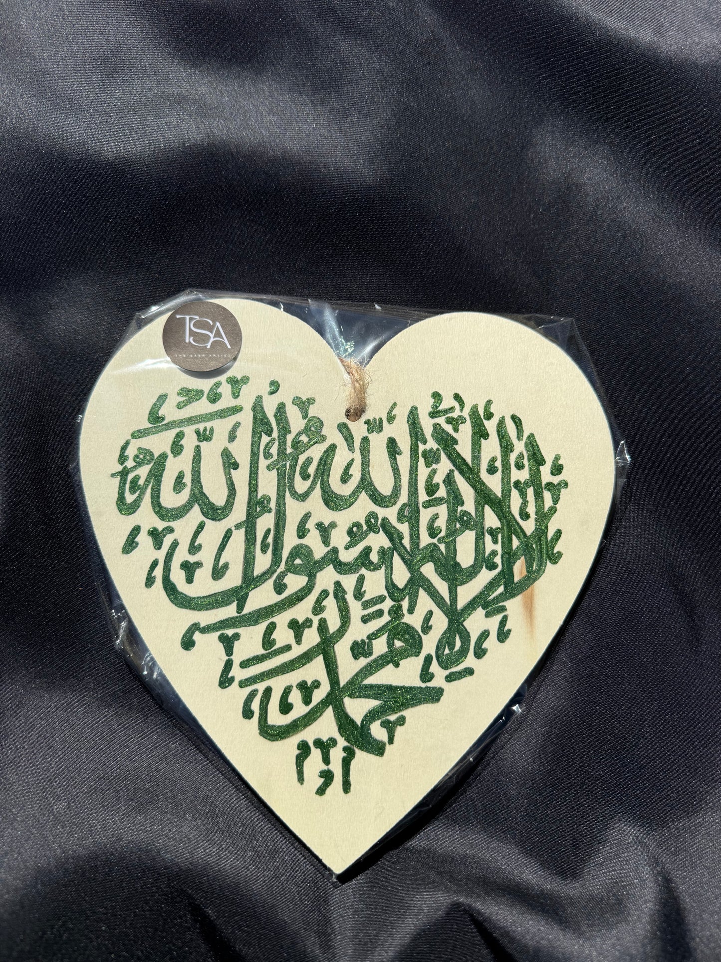 “La ilaha illa Allah, Muhammad Rasul Allah” Green – Original Islamic Wooden Heart Painting (21cm)