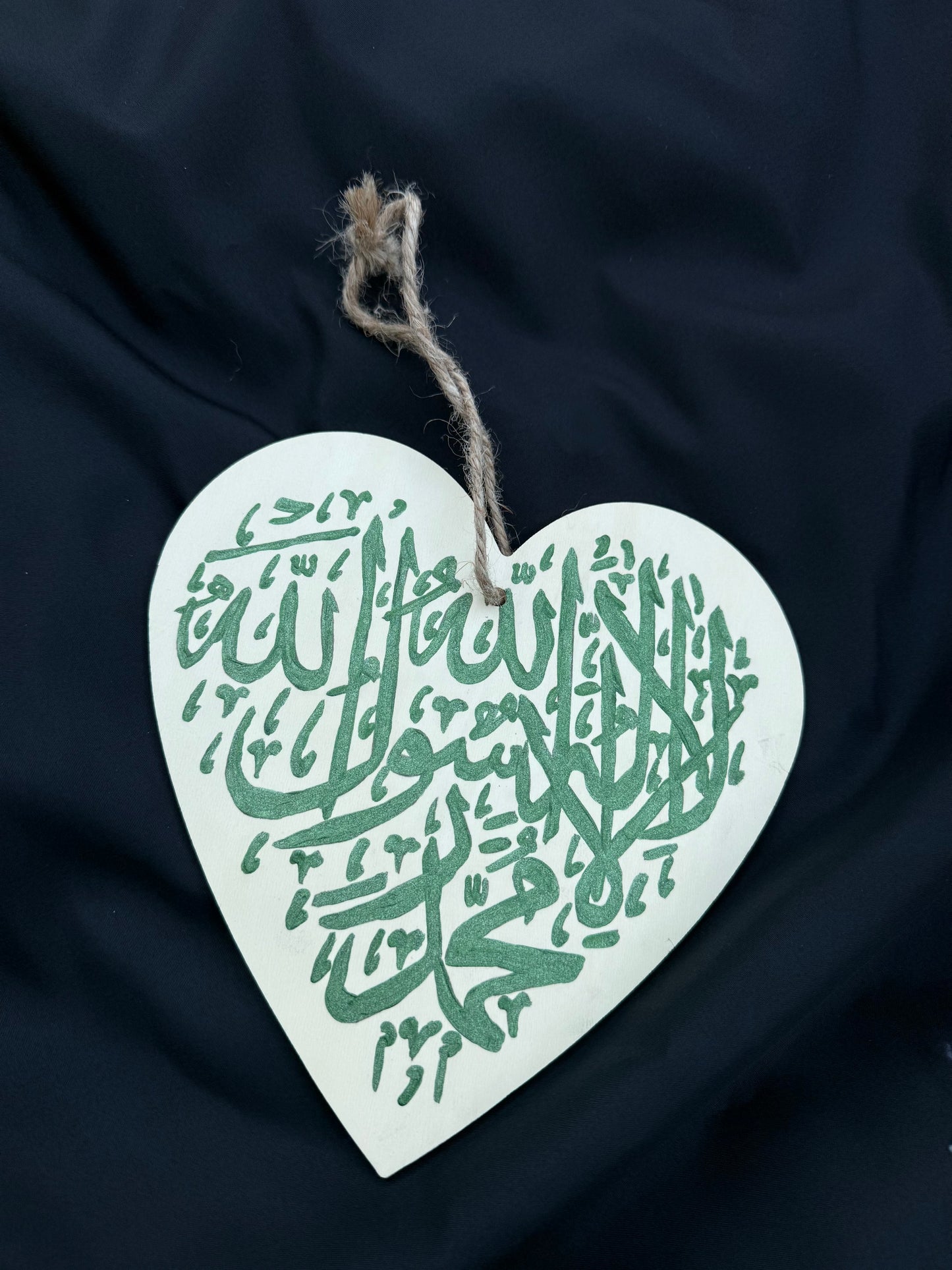 “La ilaha illa Allah, Muhammad Rasul Allah” Green – Original Islamic Wooden Heart Painting (21cm)