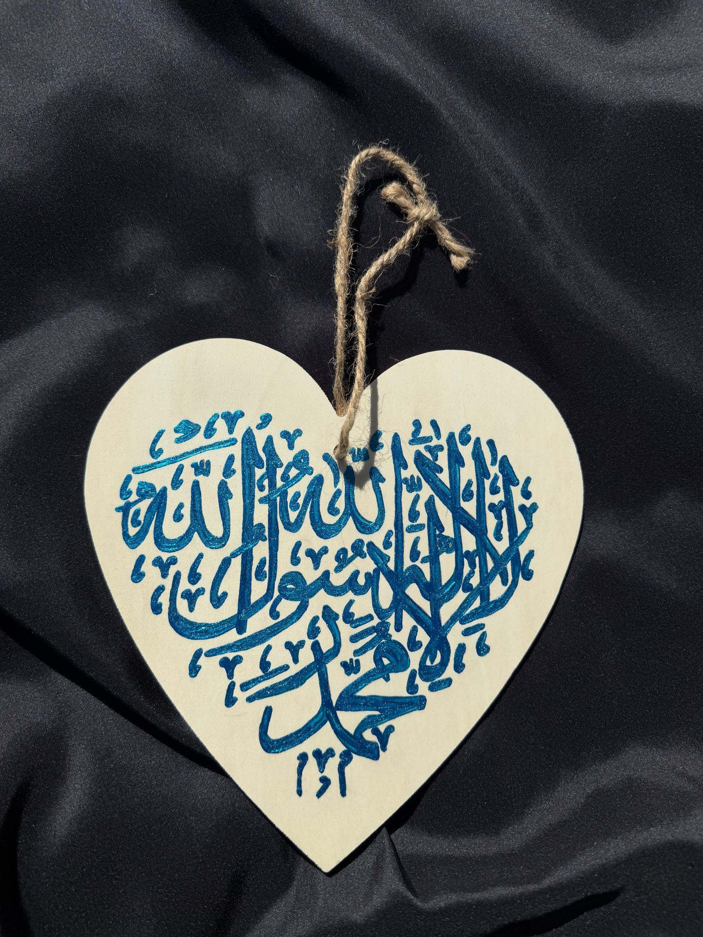 “La ilaha illa Allah, Muhammad Rasul Allah” Blue – Original Islamic Wooden Heart Painting (21cm)
