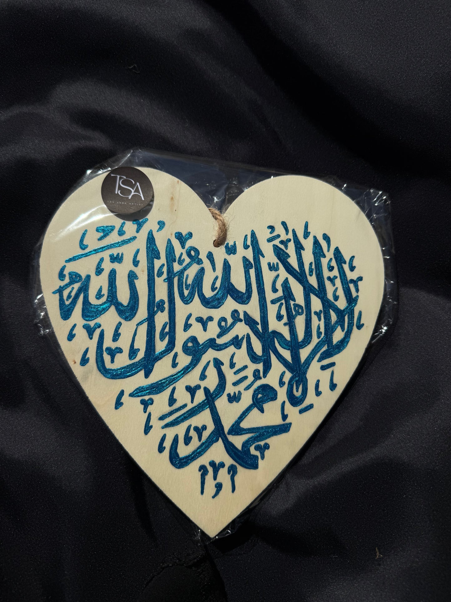 “La ilaha illa Allah, Muhammad Rasul Allah” Blue – Original Islamic Wooden Heart Painting (21cm)