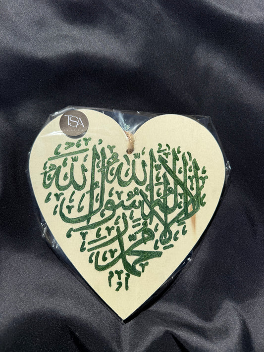 “La ilaha illa Allah, Muhammad Rasul Allah” Green – Original Islamic Wooden Heart Painting (21cm)