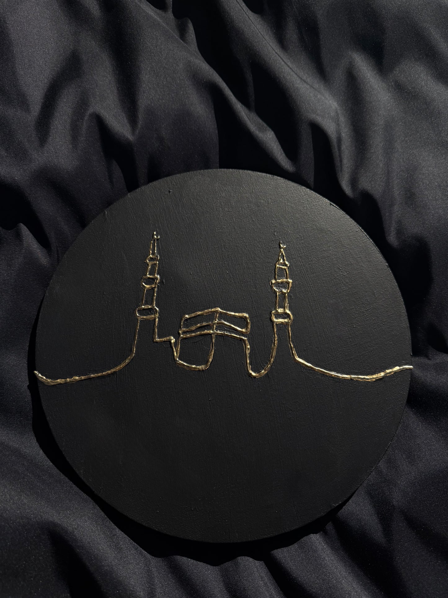 A Moment Facing the Kaaba – Liquid Gold Leaf Line Art (30cm)
