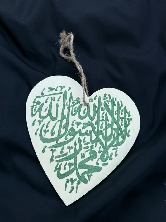 “La ilaha illa Allah, Muhammad Rasul Allah” Green – Original Islamic Wooden Heart Painting (21cm)